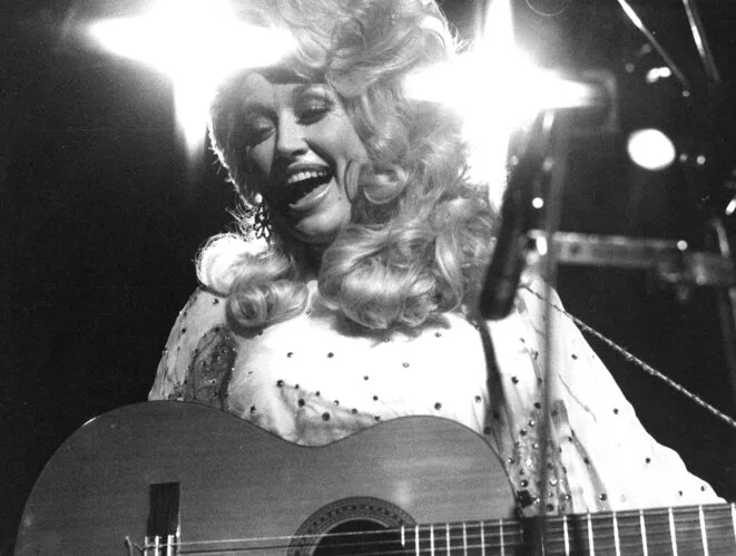 Les États-Unis pleurent la chanteuse Dolly Parton, icône rassembleuse d’un pays divisé