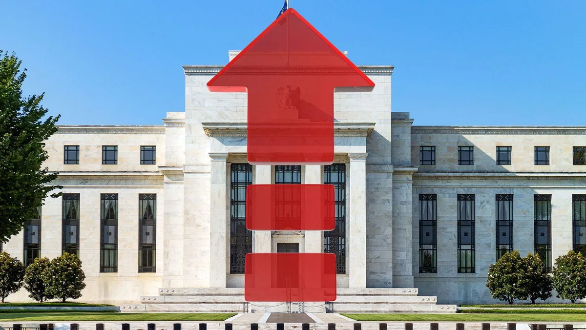 Fed sube tasas por primera vez desde 2023 y perfila otra alza