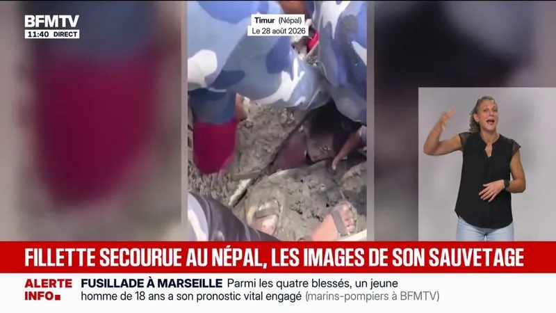 Crue au Népal: une fillette coincée sous des gravats a été sauvée par les secours népalais