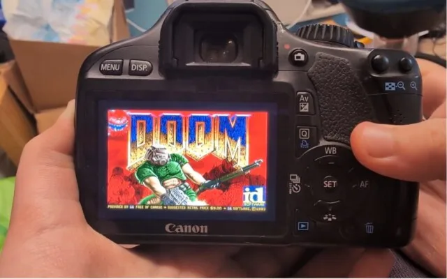 Doom agora roda em uma câmera Canon com tela de 3 polegadas e controles físicos