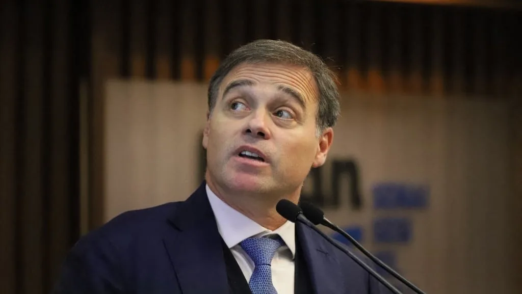 Mendonça inicia guerra no STF, mira Moraes e implanta agenda do clã Bolsonaro