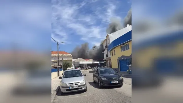 Incêndio provoca danos num espaço para a prática de bowling em Leiria