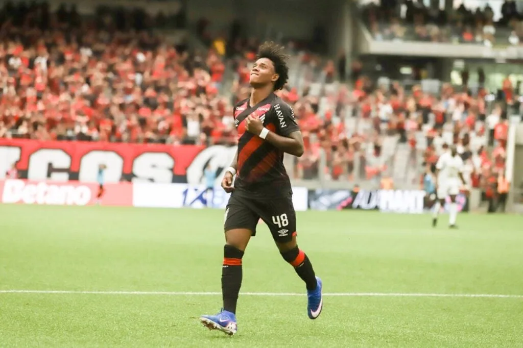 Atacante ex-Athletico chega a 4 gols em 4 jogos pela seleção brasileira sub-20