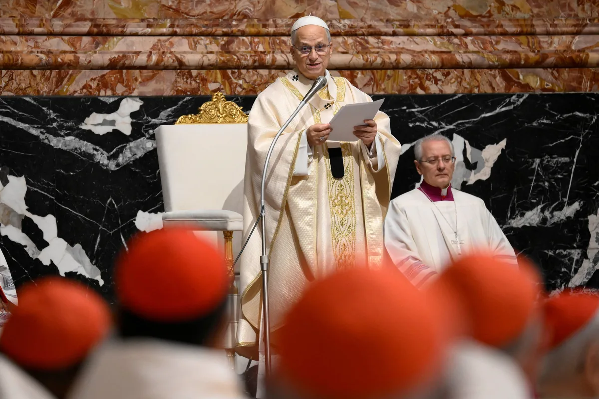 El papa León XIV revocó los recortes salariales que Francisco impuso a los cardenales durante la pandemia