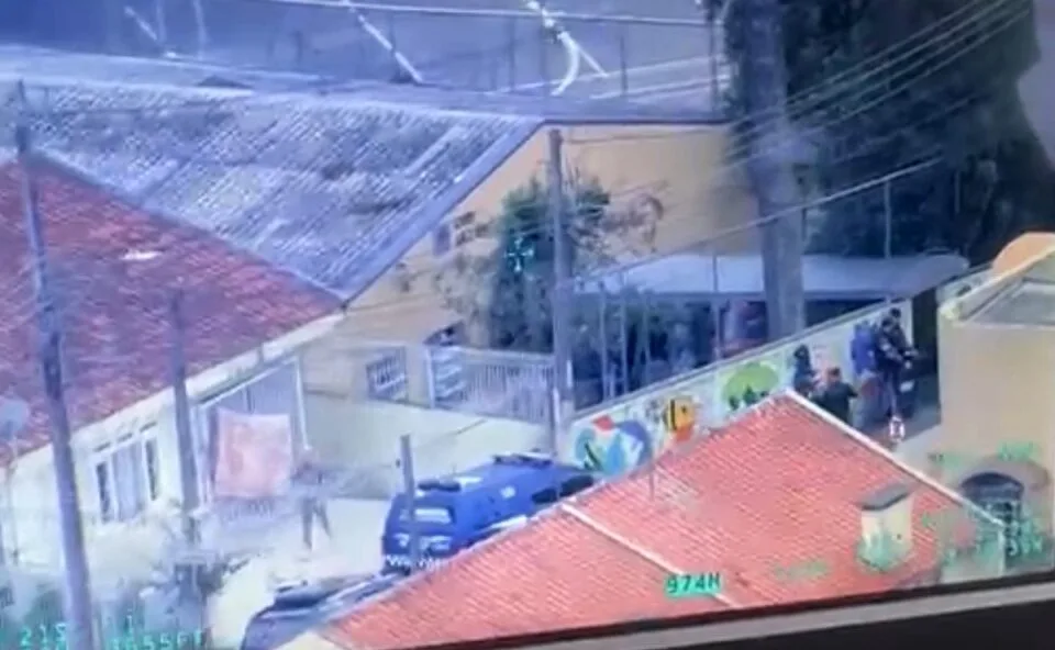 VÍDEO! Invasão de CMEI em Curitiba: crianças continuam no local e helicóptero da PM entra em ação