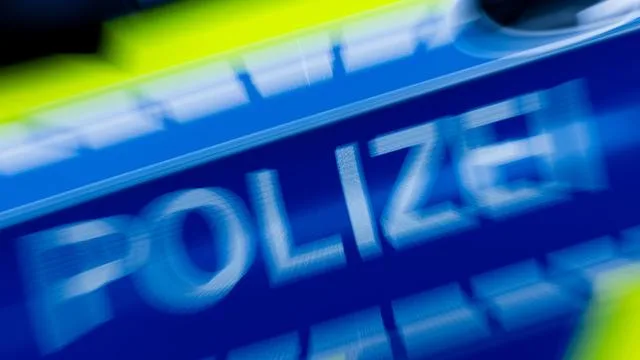 Kriminalität: Unbekannte setzen mobilen Blitzer in Brand