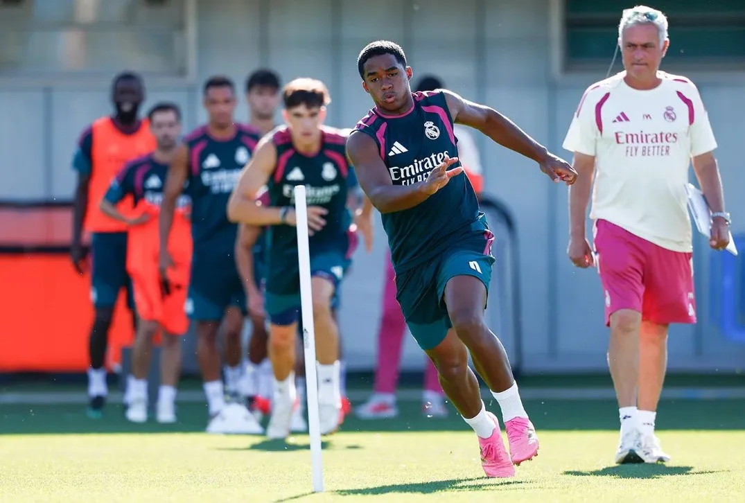Mourinho explica lesão de Endrick e diz contar com ele no elenco: "Jogador de quem gosto muito"