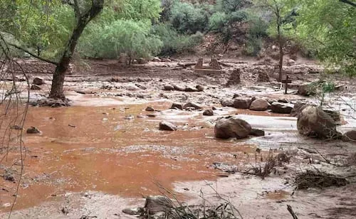 Inundación repentina golpea el Gran Cañón; hay un muerto y autoridades buscan a 14 posibles desaparecidos
