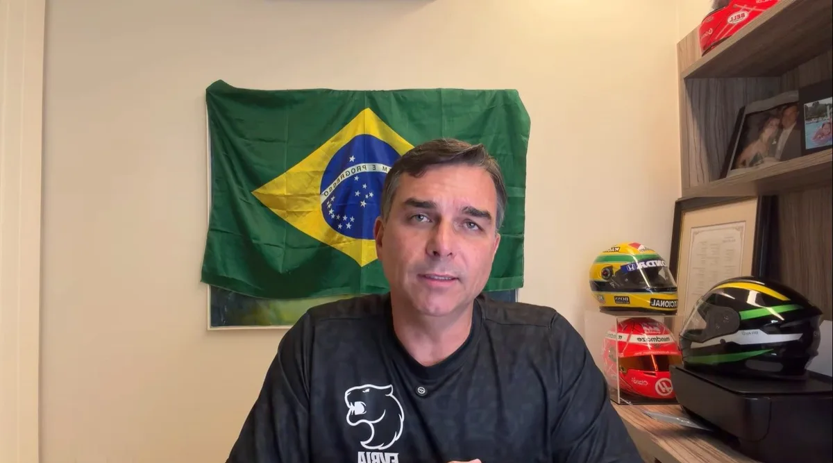 Flávio Bolsonaro diz que não autorizou ação de Zé Trovão contra reajuste do Bolsa Família: 'Não concordo'
