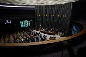 Oito em cada dez deputados federais buscam reeleição em 2026