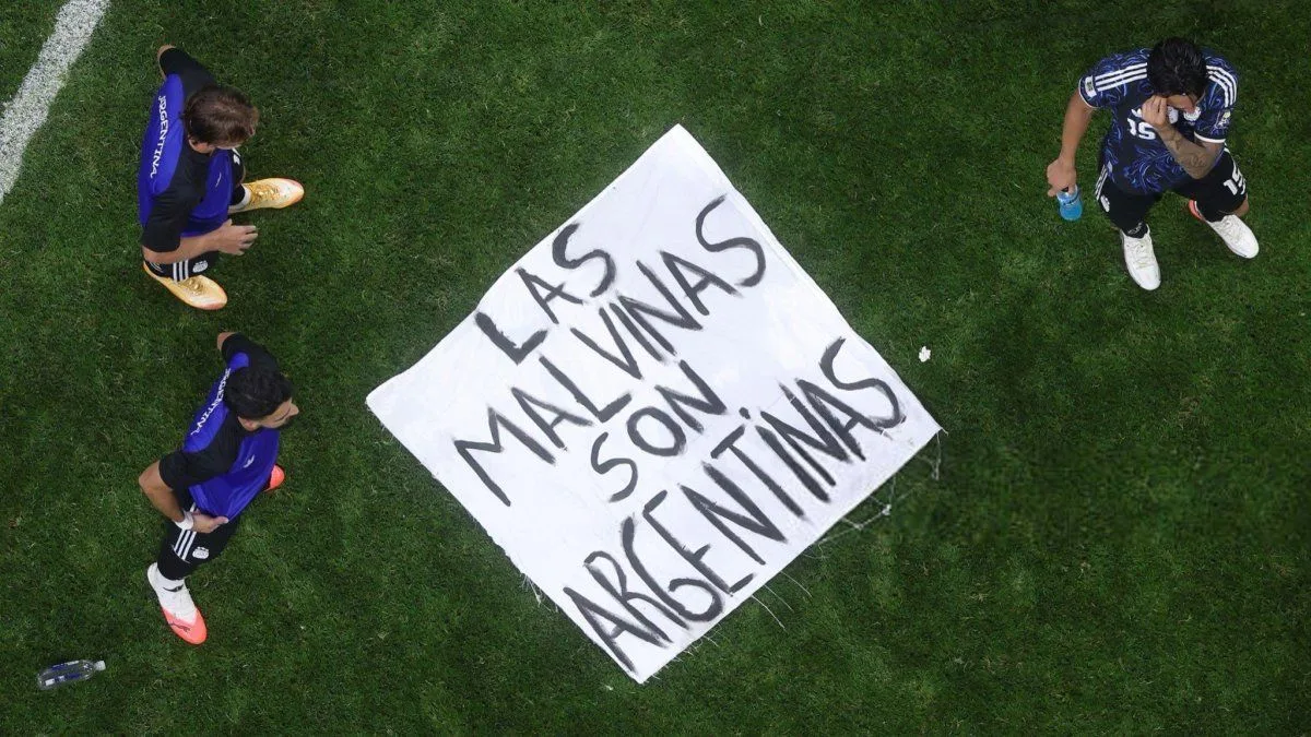 Malvinas: excombatientes llevaron a Darwin una bandera inspirada en la que usó la Selección