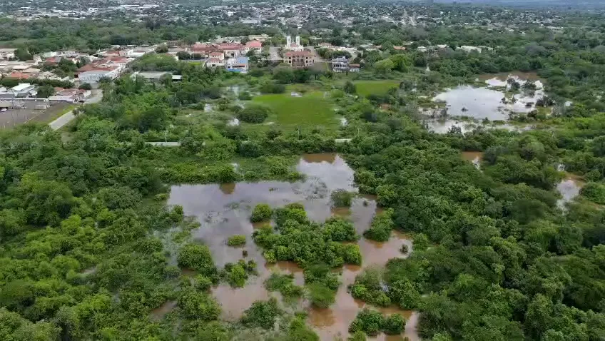 Rio avança sem chuva sobre área às margens do Córrego João Dias