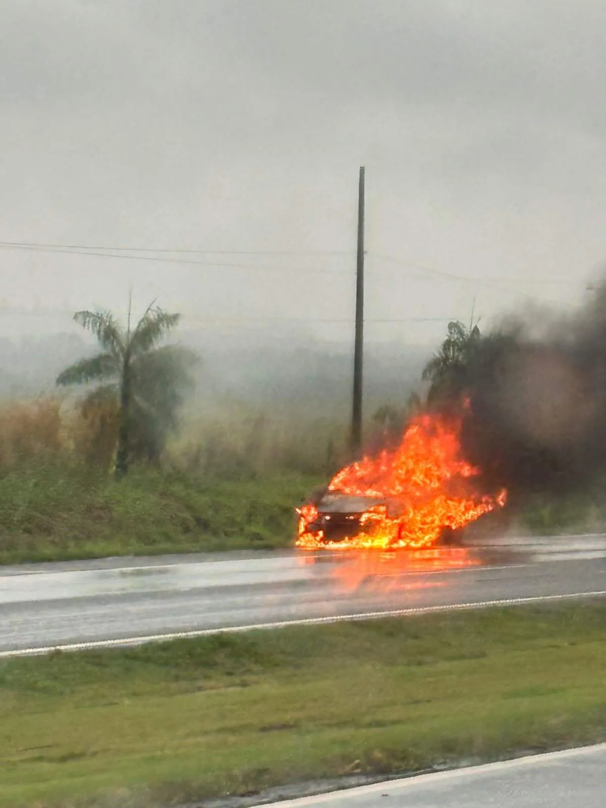 Motorista registra carro pegando fogo na BR-163, em Caarapó