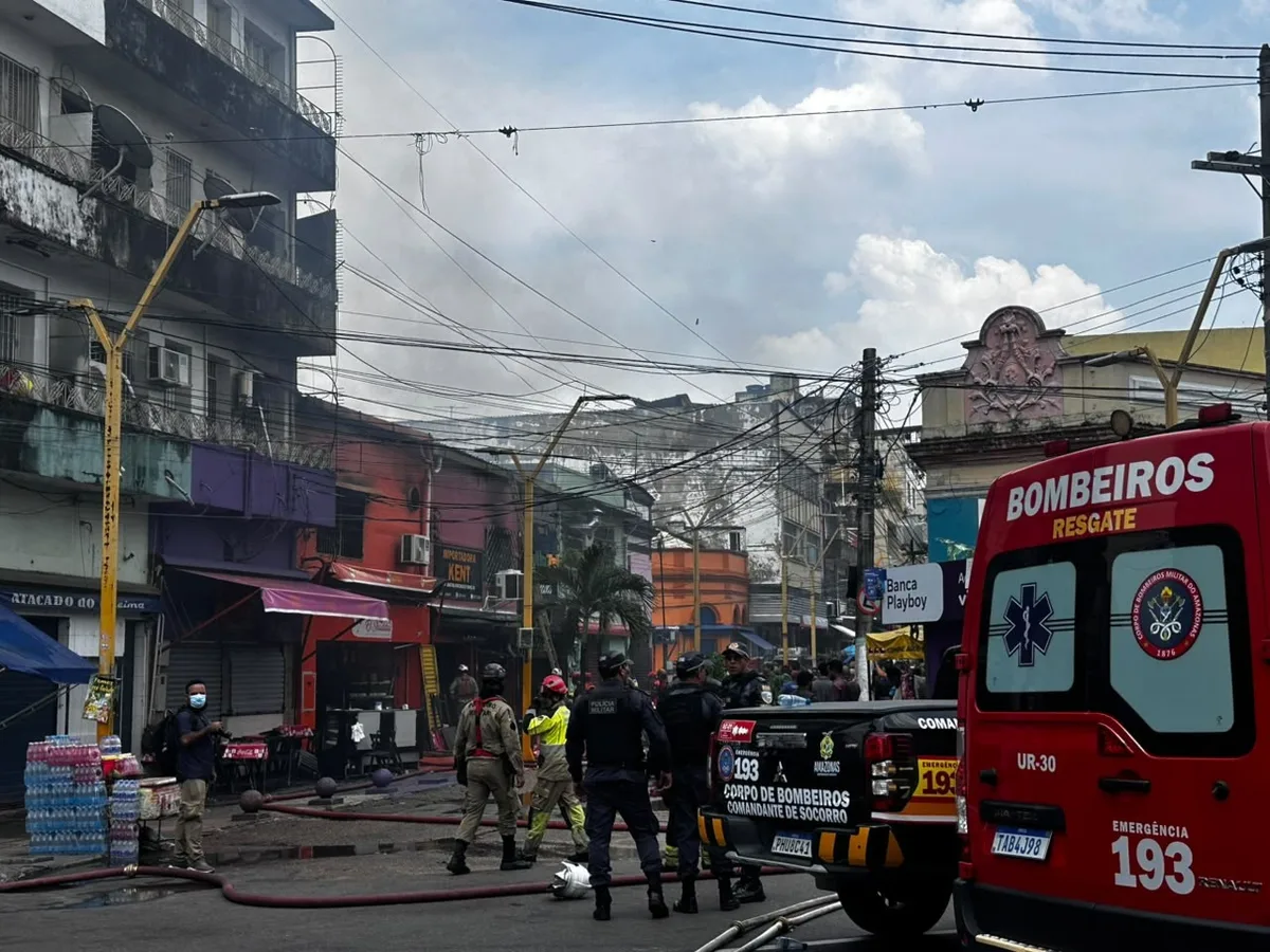 Incêndio que atingiu prédios no Centro de Manaus está confinado, mas não foi extinto, diz comandante dos bombeiros