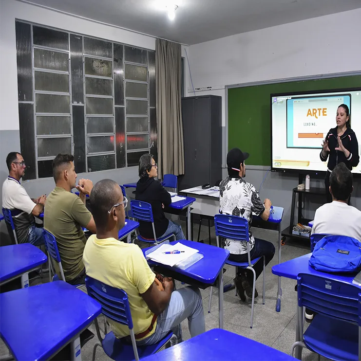 Entre máquinas e livros, trabalhadores constroem futuro em Inocência
