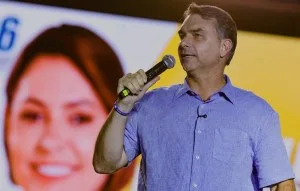 Flávio inclui fim da reeleição presidencial em programa que lança nesta quinta