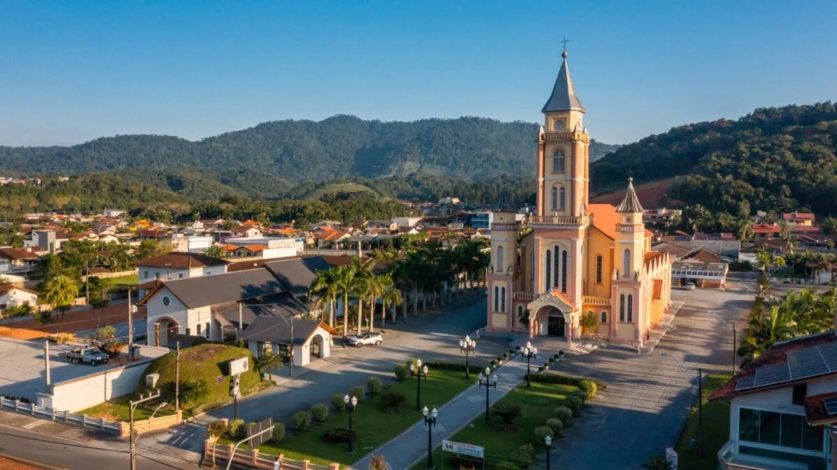 Concurso em cidade mais segura de SC oferece vagas de níveis médio e superior com salários de até R$ 6,8 mil