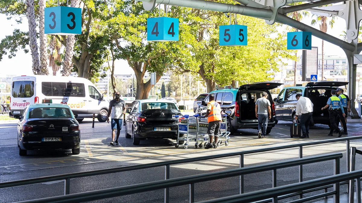 Fomos apanhar um táxi ao aeroporto. A tarifa fixa de 16 euros ainda não aterrou em Lisboa (mas vem aí)