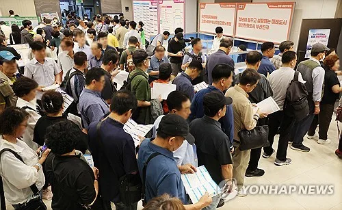 구직 청년 10명 중 7명 "취업 준비 비용 부담"…월평균 58만원
