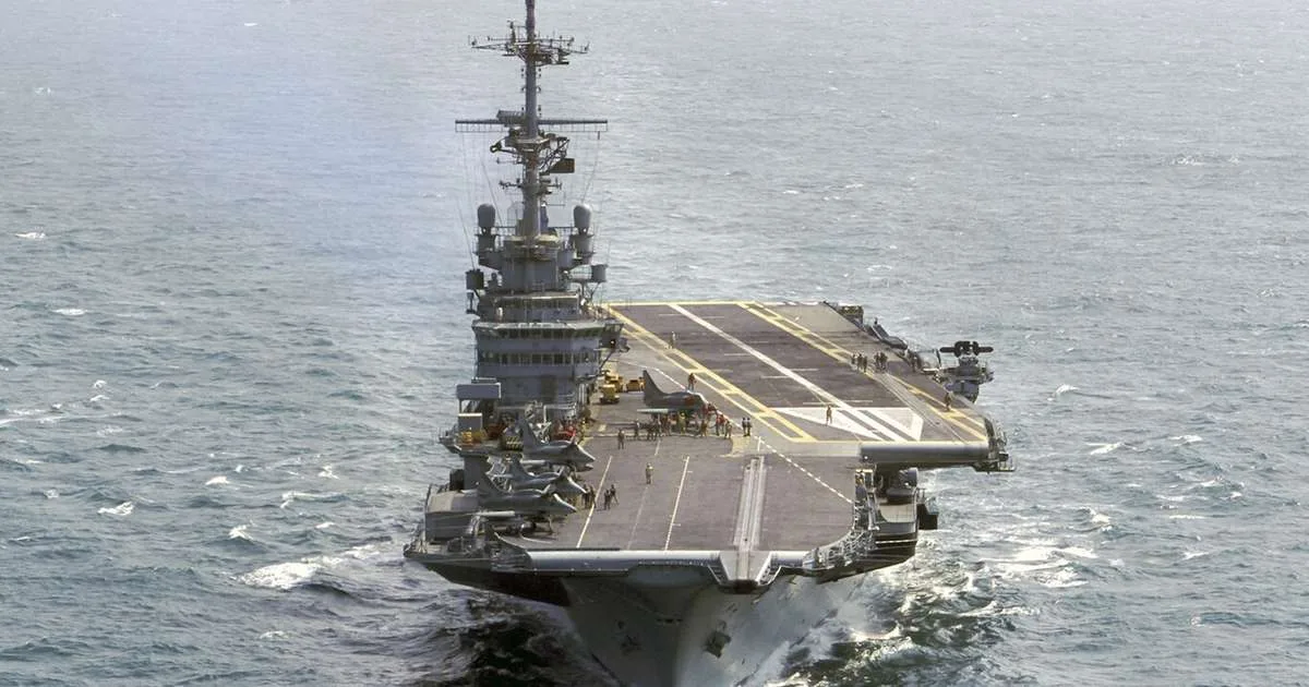 O navio cheio de materiais tóxicos que a França vendeu para o Brasil e que nossa Marinha resolveu afundar porque não sabia mais o que fazer com ele