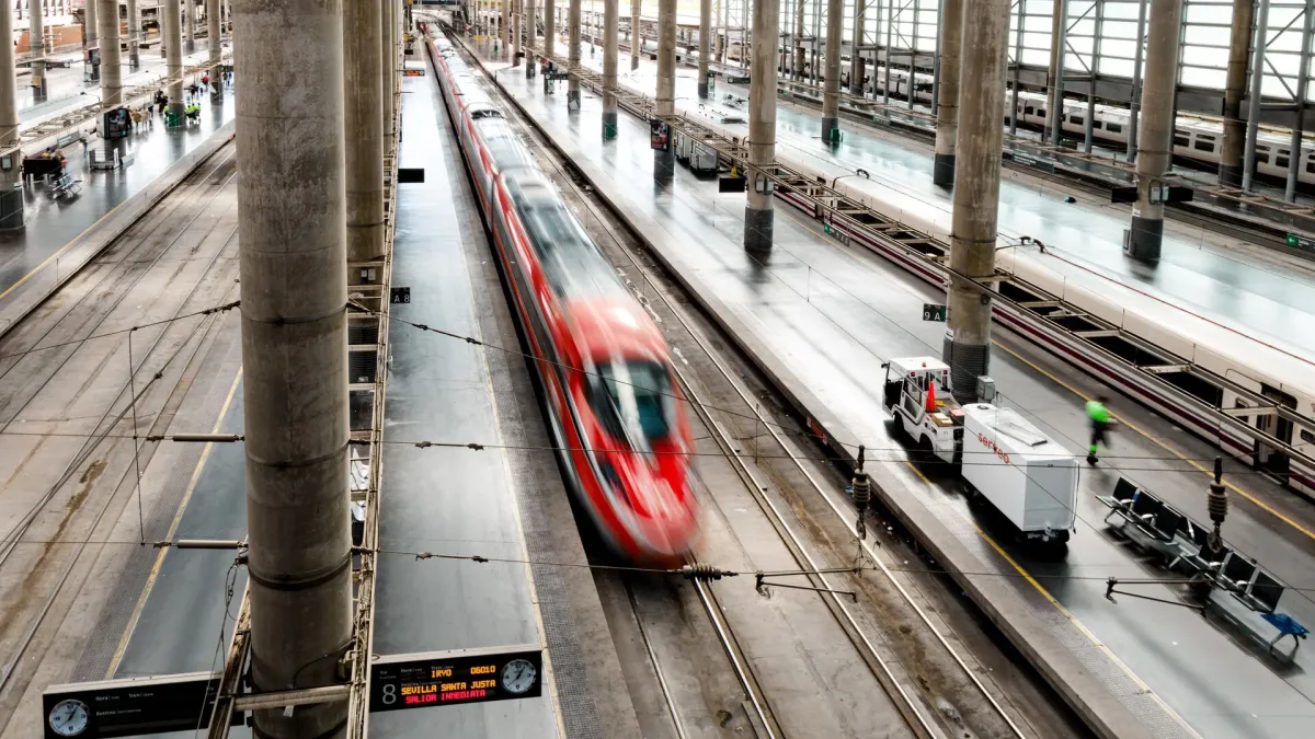 Adif retira a personas cerca de las vías de Atocha que amenazaban con afectar a los AVE que unen Madrid con Barcelona y Andalucía