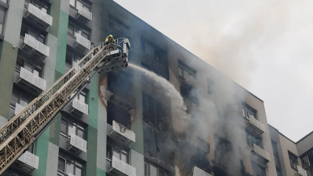 Volta às aulas em Kiev expõe estratégia russa de desgaste e resiliência da população ucraniana