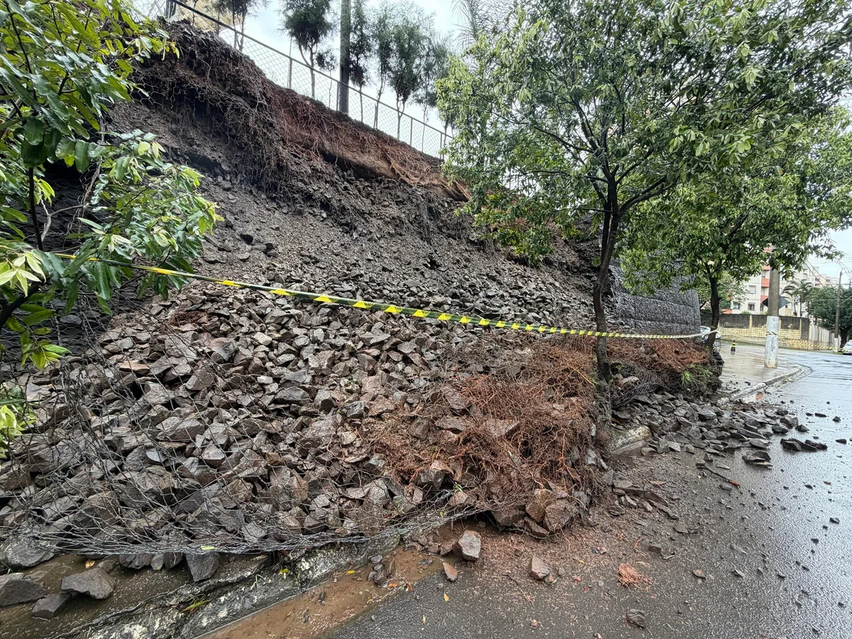 Fortes chuvas alagam vias, derrubam muro de escola e prefeitura faz reunião emergencial em Americana