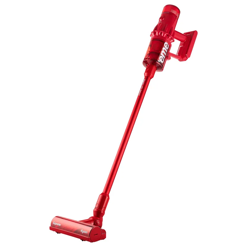 Actualité : Au summum du style, l'aspirateur-balai Supreme Dyson V12 Detect nous fait monter le rouge aux joues