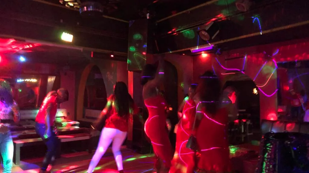L'industrie musicale africaine: en Afrique centrale, vivre des bars-dancings et prestations officielles [3/10]