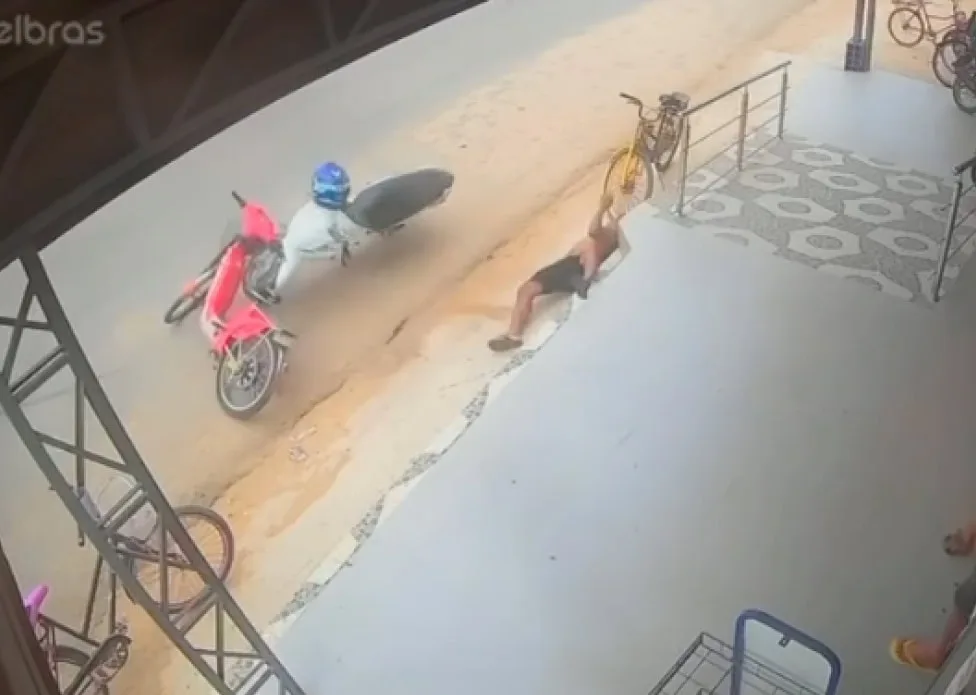 Homem colide bicicleta elétrica contra moto estacionada em Tarauacá