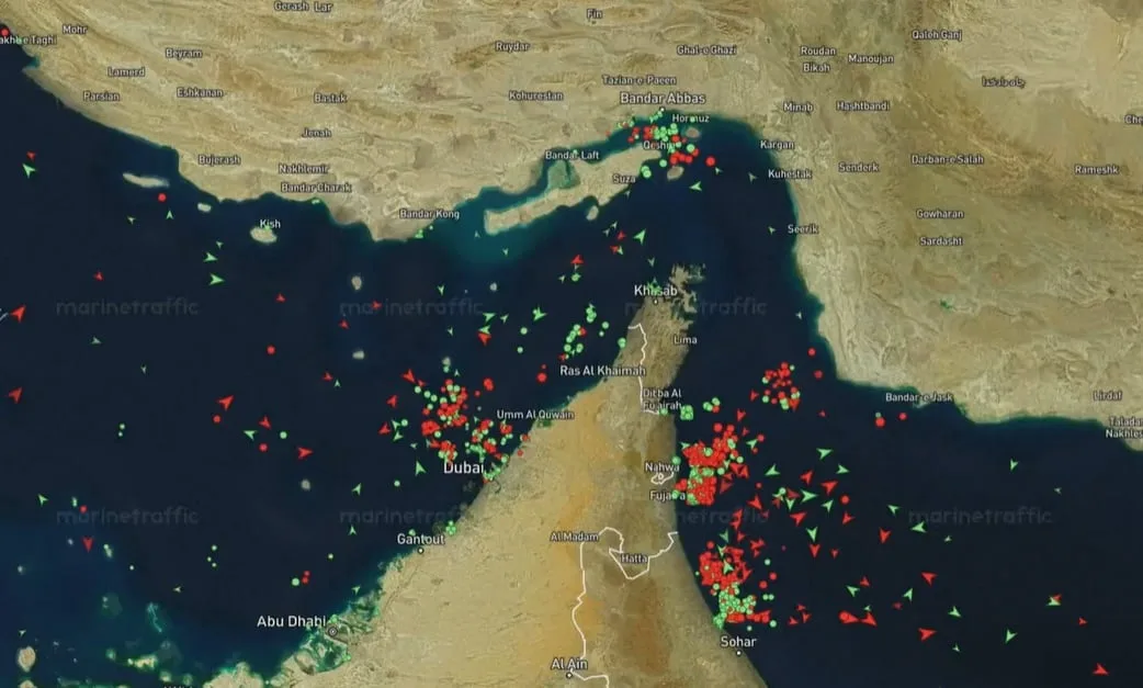 El tránsito por el estrecho de Ormuz volvió a caer mientras crece la tensión militar entre Estados Unidos e Irán