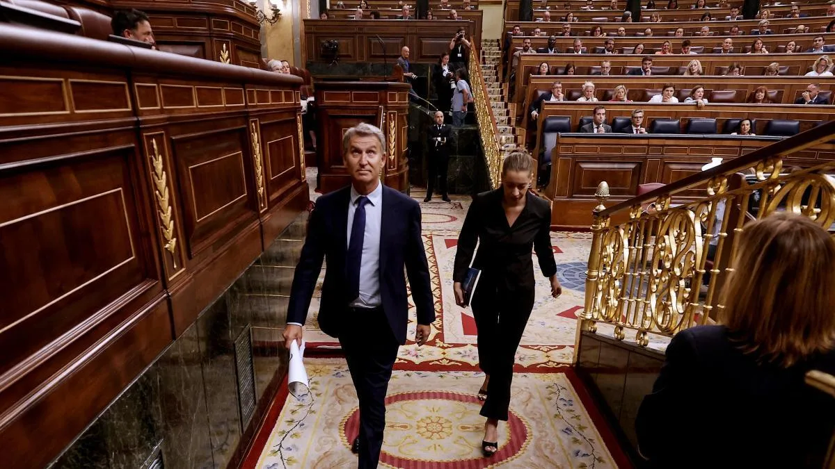 Feijóo rechaza que el gas pimienta sea un “arma” y carga contra Armengol por echar a su diputada