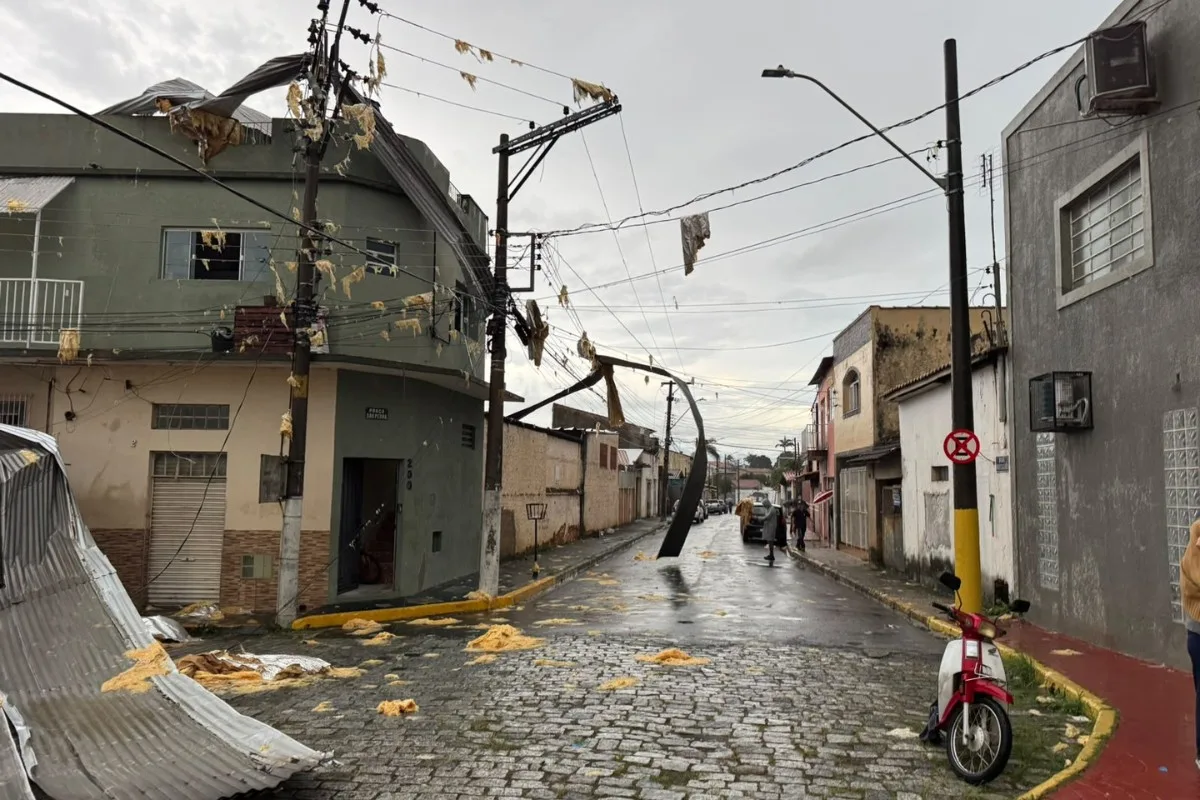 Chuva e ventania destelham igreja em Lorena