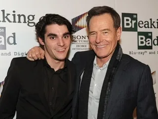 « Tu vas me manquer » : l’hommage poignant de Bryan Cranston après la mort de RJ Mitte, son fils dans « Breaking Bad »