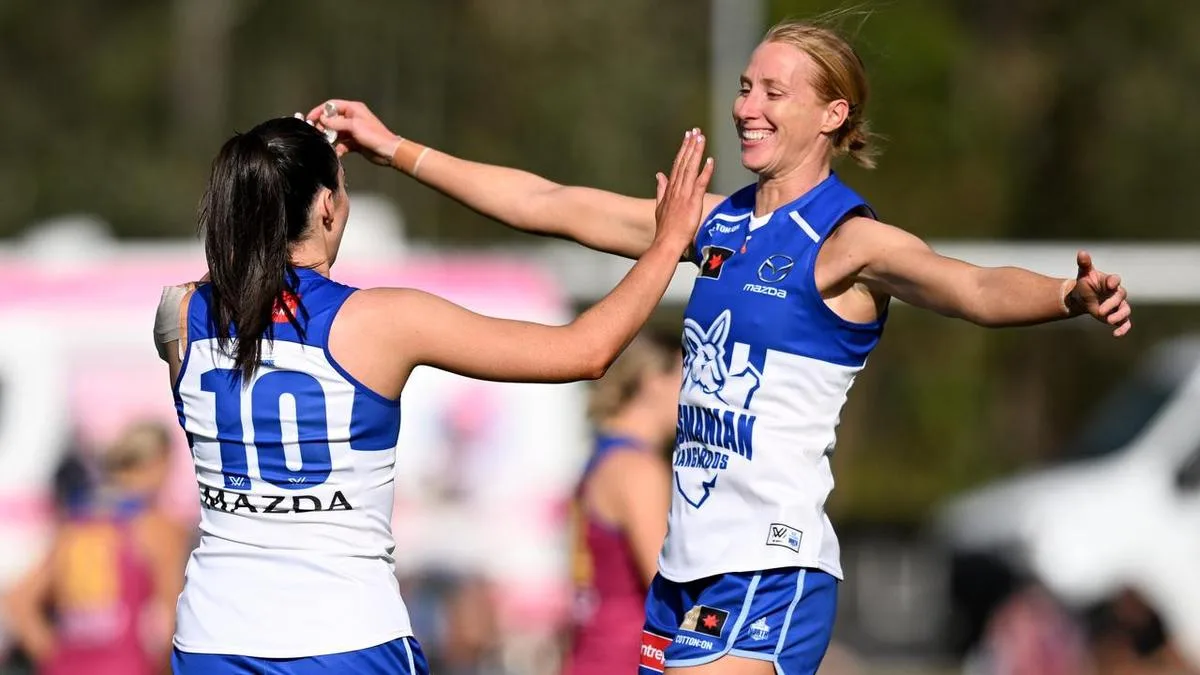 Kangaroos trounce Bulldogs, extend AFLW winning streak