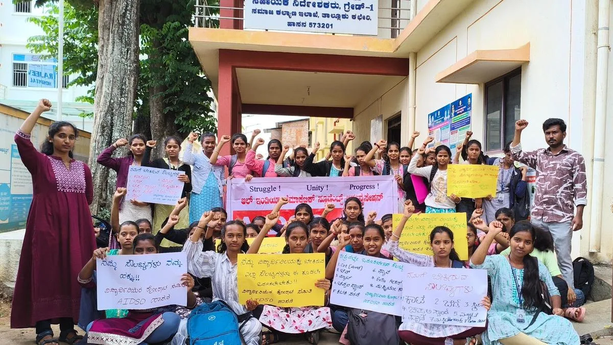Students stage protest in Hassan demanding basic facilities in girls hostel