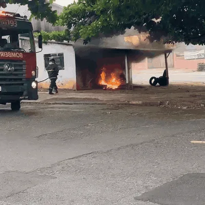 Borracharia pega fogo e chamas avançam para a área interna