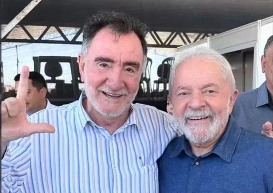 Patrus falta ao 1º debate em MG para acompanhar Lula em SP