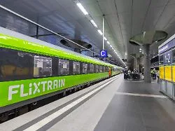Schneller als der ICE? : Flixtrain fährt ab 2027 im Stundentakt auf der Strecke Berlin-Hamburg
