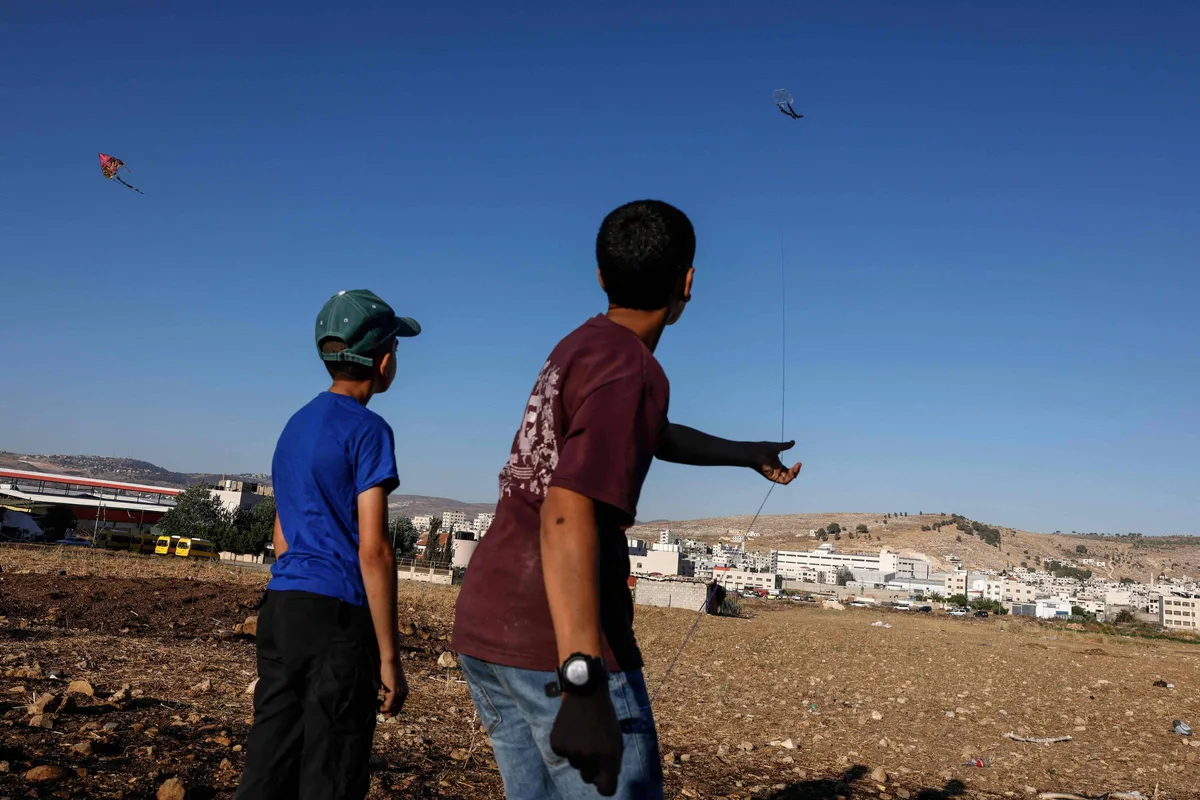 Israel bombardeia Faixa de Gaza, mata duas pessoas e ameaça intensificar ofensiva