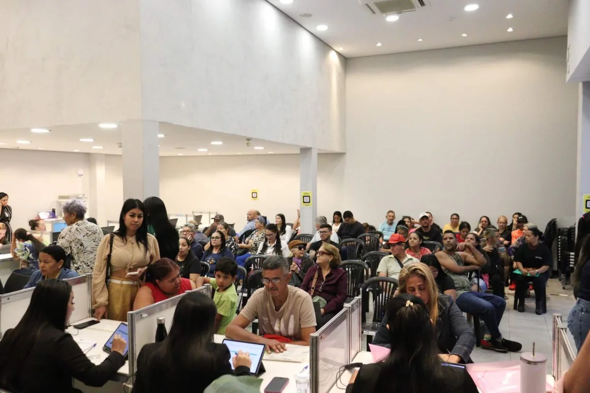 Fila de recadastramento na Emha reúne histórias de até 24 anos à espera de casa
