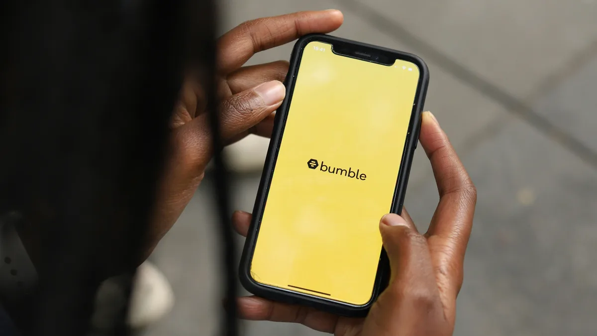 Bumble muda regras e permite que homens enviem primeira mensagem