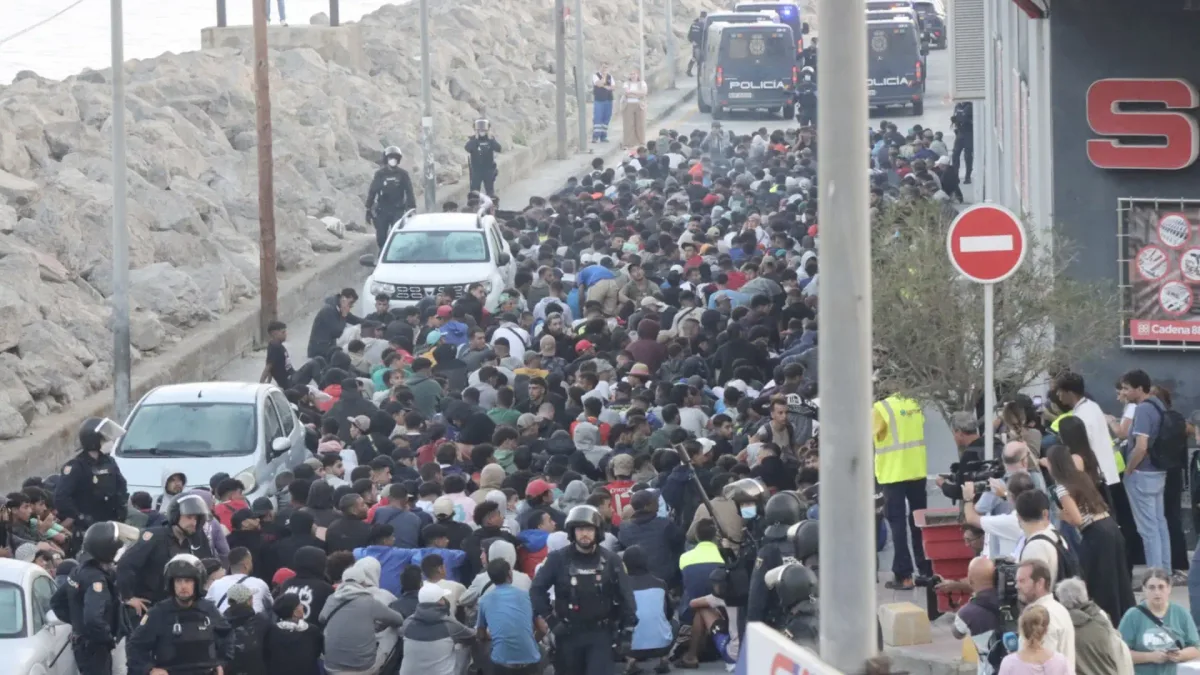 Los policías denuncian la "improvisación" del Gobierno en el caótico traslado de migrantes al puerto de Ceuta: "No caben miles"