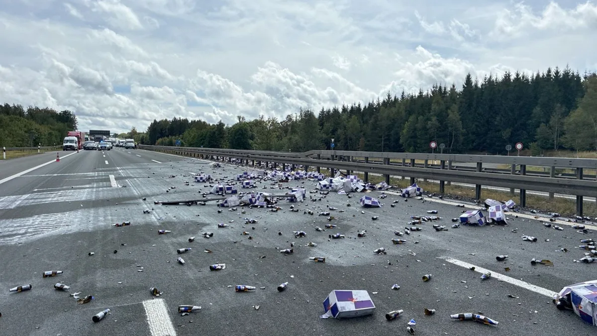 Flaschen auf der Autobahn: Laster verliert Getränkeflaschen - Autobahn gesperrt