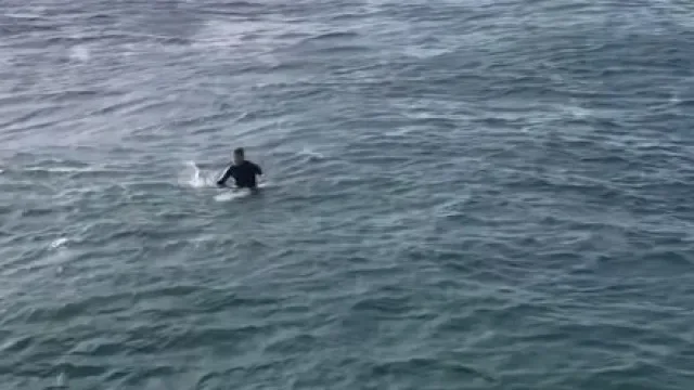 Surfista em "dificuldades" resgatado na praia do Guincho. Veja as imagens