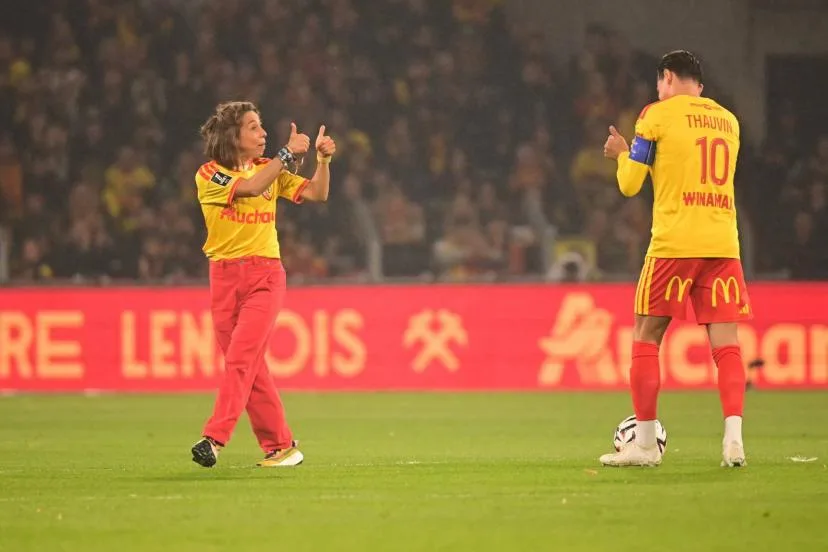 Blandine L'Hirondel a donné le coup d'envoi de Lens-Lyon