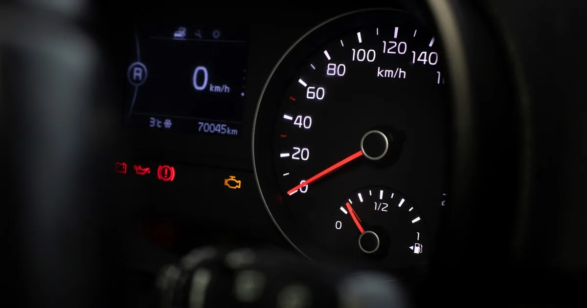 Cuánto combustible gasta un auto cuando está detenido con el motor encendido