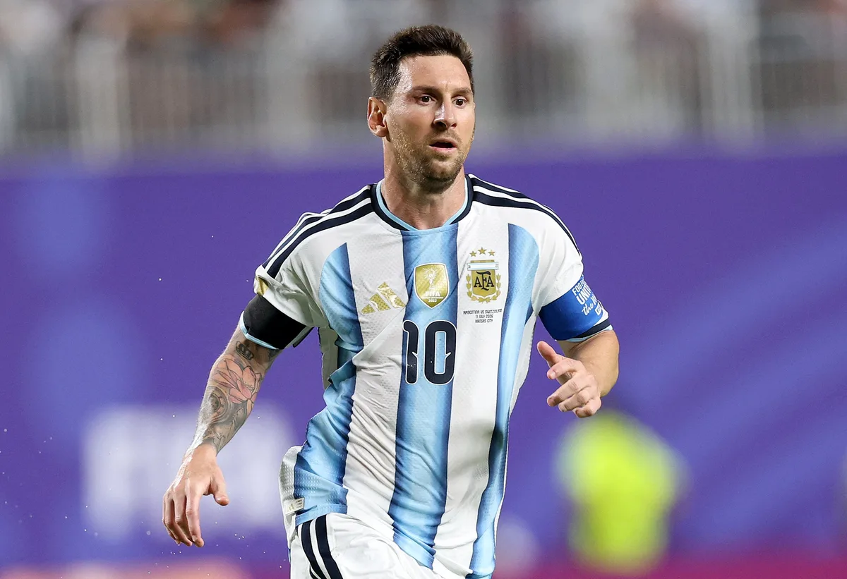 Em carta aberta, Messi diz que pensa em parar de jogar após morte do pai