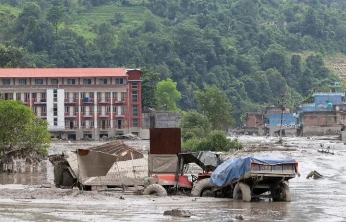 China alerta de nuevas lluvias en la zona tibetana afectada por la riada