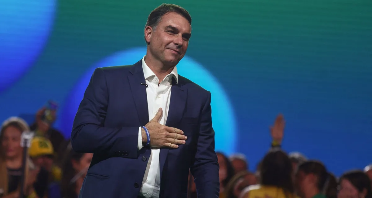 Equipe de Flávio Bolsonaro modula discurso contra Reforma Tributária e avalia abreviar transição